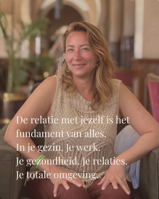 Dit ben jij..... 

Je hebt veel aandacht voor iedereen om je heen, maar jezelf daarin steeds een beetje verliest.

Je voelt feilloos aan wat je kinderen nodig hebben.
Je merkt wanneer je partner niet lekker in zijn vel zit.
Je draagt verantwoordelijkheid in je werk.
Je houdt rekening met familie, afspraken en verwachtingen.

Maar wanneer iemand jou vraagt wat jíj nodig hebt, blijft het soms stil.
Niet omdat je niets voelt.

Maar omdat je zo gewend bent geraakt om buiten jezelf te kijken, dat je eigen stem steeds zachter is geworden.

De relatie met jezelf is het fundament van alles.

Want hoe jij met jezelf omgaat, werkt door in ieder gebied van je leven.
Wanneer je voortdurend over je eigen grenzen heen gaat, raakt je lichaam uitgeput.
Wanneer je jouw gevoelens inslikt, ontstaat er afstand in je relaties.
Wanneer je jezelf pas goed genoeg vindt als alles af is, blijft er altijd iets om aan te voldoen.
Wanneer je jouw behoeften blijft uitstellen, leer je onbewust ook de mensen om je heen dat jij wel wacht.

Totdat je merkt dat je moe bent. Uitgeput eigenlijk.
Dat je sneller geïrriteerd raakt.

Dat je verlangt naar rust, ruimte, verbinding of verandering, maar niet precies weet waar je moet beginnen.....

Je begint bij jezelf door jezelf opnieuw te leren voelen. 
Waar je dit doet. 
Hoe je dit doet.

Niet alleen,  maar samen.
Iets waar stiekem eigenlijk zo naar verlangt...

De relatie met jezelf bepaalt hoe veilig het voor jou voelt om zichtbaar te zijn, grenzen te stellen, keuzes te maken en dichtbij een ander te blijven zonder jezelf te verlaten.

Wanneer jij jezelf steeds beter leert kennen, verandert niet alleen hoe je je voelt.
Het verandert hoe je communiceert.
Hoe je werkt.
Hoe je liefhebt.
Hoe je voor je lichaam zorgt.

Dit leer ik je stap voor stap in de nieuwe Basis Chakra Cursus die begint op maandag 26 oktober. 

Deze 5-weekse fysieke cursus + persoonlijke ondersteuning via de online leeromgeving leert je thuiskomen bij jezelf, zonder schuldgevoel naar de (kleine) mensen en de wereld om je heen.

Comment 'IK' hieronder en ontvang de informatie meteen in je DM.

Liefs Kim