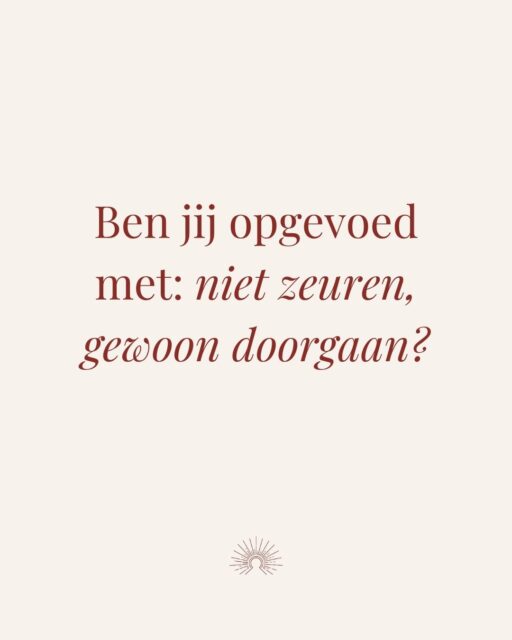 “Niet zeuren. Gewoon doorgaan.”

Herken je die woorden van vroeger?

Misschien groeide je op in een gezin waar hard werken, sterk zijn en doorgaan heel normaal waren.

Waar niet werd stilgestaan bij verdriet, angst of andere gevoelens.

En waarschijnlijk heeft die mentaliteit je ook veel gebracht.

Maar wat als je vandaag merkt dat je je soms alleen voelt? Dat je verbinding mist? Dat je behoefte hebt aan rust, aandacht of gewoon iemand die écht naar je luistert?

En dat je jezelf vervolgens hoort zeggen: “Ach, we gaan gewoon door.”

Maar waar blijven jouw gevoelens als je altijd maar doorgaat?

Sommige overtuigingen zijn zo diep verweven met onze opvoeding dat we niet eens meer doorhebben dat we ze herhalen.

Wat ooit vanzelfsprekend was binnen jouw gezin, kan vandaag nog steeds invloed hebben op hoe jij met jezelf en anderen omgaat.

Tijdens onze 1:1 healings en familie- en gezinshealings onderzoeken we deze onbewuste patronen en dynamieken. Waar komen ze vandaan? Wat heb je overgenomen? En wat en waarom dient jou vandaag de dag niet meer?

* * * 

Hoe werkt een familie- en gezinsopstelling bij House of Devi?

1. Je komt met een hulpvraag m.b.t. een situatie, gedrag of patroon waar je al langere tijd tegen aanloopt. En niet omgebogen krijgt.

2. In onze gezin- en familie opstellingen werken we met houten opstellingspoppetjes.

3. Een visuele, krachtige manier om inzicht te krijgen in persoonlijke vragen en thema's. Deze opstellingspoppetjes vertegenwoordigen mensen, gevoelens, dynamieken en situaties in jouw leven.

4. Door te kijken, begrijpen, te voelen en emoties toe te laten wordt zichtbaar wat onbewust afspeelt.

5. Doordat jij hier nu bewustzijn op hebt gecreëerd, ontstaat er ruimte voor beweging. Ofwel de stagnatie van de situatie waar je in je verkeerd, komt los.

6. Hierdoor verandert de huidige situatie en bijbehorende dynamieken, verhalen, overtuigingen en pijnen - en kunnen ze eindelijk losgelaten zijn.

7. Want met begrip kijken naar waar je vandaan komt kun je nieuwe keuzes  vandaag kunt maken met groot vertrouwen en creëer jouw eigen, authentieke realiteit ❤️

Ik ben benieuwd: welke uitspraak hoorde jij vroeger thuis vaak?