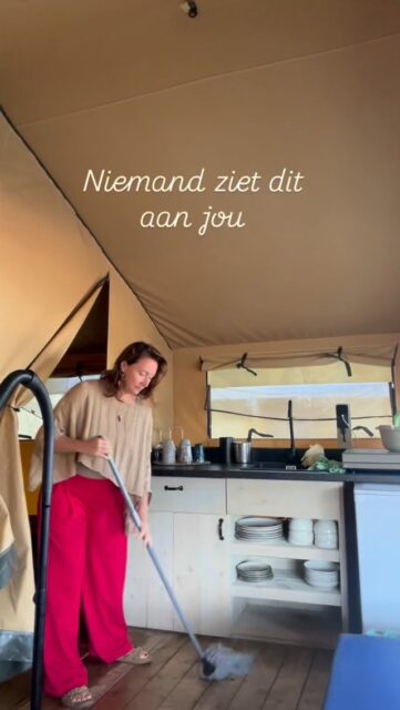 “VAN BUITEN KLOPT HET”

Van buiten klopt alles… maar zo voelt het niet ❤️‍🩹

Je hebt je leven op orde.
Je bent er voor anderen.
Je regelt alles.

En toch…

voel je weinig echte vreugde 😔

Alsof je leeft… maar er niet echt in zit.

En dat is het moment waarop vrouwen denken:
“Wat is er mis met mij?”

Maar er is niets mis met jou.

Je bent jezelf gewoon langzaam kwijtgeraakt in alles wat je moest zijn voor anderen.

Voel je dat tijd is om te zien, te leren, te begrijpen, te voelen, te ervaren wat het is om weer thuis te zijn bij jezelf? 

Om on top of your game te zijn, zonder jezelf nog te verliezen? Sterker nog: je bent nog nooit zo dichtbij jezelf geweest 💛

Stuur dan ‘SESSIE’ hieronder of in de DM en kijken we samen wat het meest passend is voor jou. 

Je hoeft het niet alleen te doen ✨

Liefs, Namaste Kim