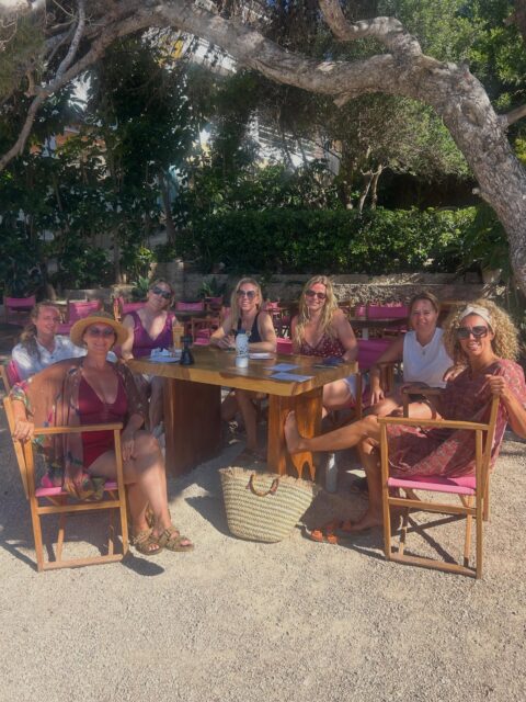 “Ga je mee op Flower of Life Yoga Retreat… dan gebeurt er iets bijzonders.” 🌺✨

Dan word je wakker zonder haast.
Drink je koffie in de zon.
Voel je weer ruimte in je hoofd.
En herinner je je hoe het voelt om écht te leven in plaats van alleen maar door te gaan.

Geen moeten.
Geen rollen die je hoeft te dragen.
Geen ‘aan’ staan voor iedereen behalve jezelf.

Alleen jij.
De zee.
Zachte ochtenden.
Vrouwen die je begrijpen zonder veel woorden.
En eindelijk even ademruimte. 🤍

Dit retreat is niet alleen yoga.
Het is thuiskomen bij jezelf.

Dus… ga je mee? Comment RETREAT en ontvang de nieuwe data voor 2027 in je DM.
#

#yogaretreat #selfcare #innerlijkerust #retreatvoorvrouwen spiritualjourney