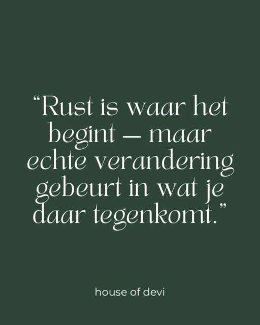 Rust is niet altijd rustig.

Soms is rust juist het moment waarop je eindelijk voelt hoe moe je bent.

Hoeveel je hebt gedragen.
Hoe vaak je over jezelf heen bent gegaan.
Hoe lang je al leeft vanuit moeten, zorgen, regelen en sterk zijn.

Veel vrouwen zoeken rust omdat ze willen ontspannen.

Maar wat er vaak gebeurt, is dat hun lichaam eindelijk begint te spreken.

En dan komt de echte uitnodiging:

blijf je erbij?

Of ga je weer weg van jezelf?

Want echte verandering begint niet bij nog harder werken aan jezelf.

Het begint bij aanwezig blijven bij wat je voelt.

Bij je spanning.
Je verdriet.
Je verlangen.
Je lichaam.
Je waarheid.

Rust is waar het begint. En daarvoor is het Zen Event ‘Sunday Yoga Flow’ as zondag op 7 juni. Incl een heerlijke brunch verzorgd door Restaurant Abel. 

En de transformatie gebeurt in wat je daar tegenkomt. Daar help, begeleid ik je bij en gaan we samen door heen. 

Waarom? Omdat net zoals als jou, ik weet hoe het is om gespannen te zijn en behoefte te hebben aan rust en fijne, leuke mensen om me heen.

Dat is dan ook exact de reden dat ik begon met events geven! Ik miste wat fundamenteels in mijn leven: spelen, plezier, lol - maar ook diepgang, rust, ontspannen en met like minded mensen zijn ✨💃☀️

Wil je erbij zijn as zondag 7 juni?
Programma is van 09.30-11.00 uur Yogales. En van 11.00-12.00 uur staat een heerlijk verzorgde brunch voor je klaar in Restaurant Abel.
Kaartje is 38,50 pp.

Via link in bio koop je direct jouw tickets to SELFLOVE.

Liefs Namaste Kim