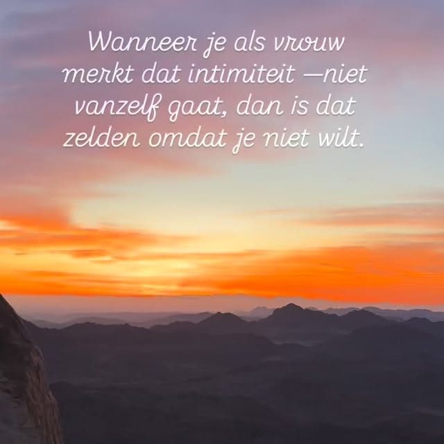 INTIMITEIT & DE ANDER

Veel vrouwen denken dat er iets mis is met hun relatie,wanneer ze geen verlangen meer voelen.

Maar vaak is het niet alleen afstand tot hun partner.

Het is afstand tot zichzelf.

Want hoe kun je je werkelijk openen voor een ander,wanneer je al jaren gesloten bent voor je eigen lichaam?

Wanneer je leeft vanuit: spanning, haast, verantwoordelijkheid, overleven.

Veel vrouwen zijn de hele dag aan het geven.

Aanwezig voor iedereen.Beschikbaar voor alles.Alert op alles om hen heen.

En tegen de avond is hun systeem niet ontspannen, maar uitgeput.

Niet zacht.Maar overprikkeld.

Dus wanneer hun partner nabijheid zoekt,voelt hun lichaam niet:veiligheid.

Maar: nog iets wat van hen gevraagd wordt.

En daar ontstaat schuld.

Want ze houden wel van hun partner.

Maar ze voelen zichzelf niet meer.

Niet sensueel. Niet aanwezig. Niet verbonden.

Alsof hun lichaam ergens onderwegop slot is gegaan.
En is dat ook precies wat er gebeurd is.

Want een lichaam dat jarenlang leeft vanuit spanning, kan niet zomaar openen.

Niet omdat er iets mis is met jou.

Maar omdat echte intimiteit vraagt om: veiligheid, vertraging, aanwezigheid.

En veel vrouwen zijn vergeten hoe dat voelt.

In mijn 1-op-1 sessies, trajecten en het Jaarprogramma Divine Feminine Transformation, werken we niet alleen op inzicht, gaan we naar de ‘root cause’ van hetgeen dat jou weerhoudt om weer intiem te durven zijn en leer je op opnieuw veilig leren voelen in jezelf.

Zodat je niet langer hoeft te overleven, maar weer verbinding kunt ervaren — met jezelf, je lichaam en van daaruit ook met een ander.

Voel je dat dit jou raakt?

Stuur me gerust een DM met het woord ‘ INTIEM’.
dan voel ik met je mee of een sessie, traject of programma passend voor je is.

namaste Kim