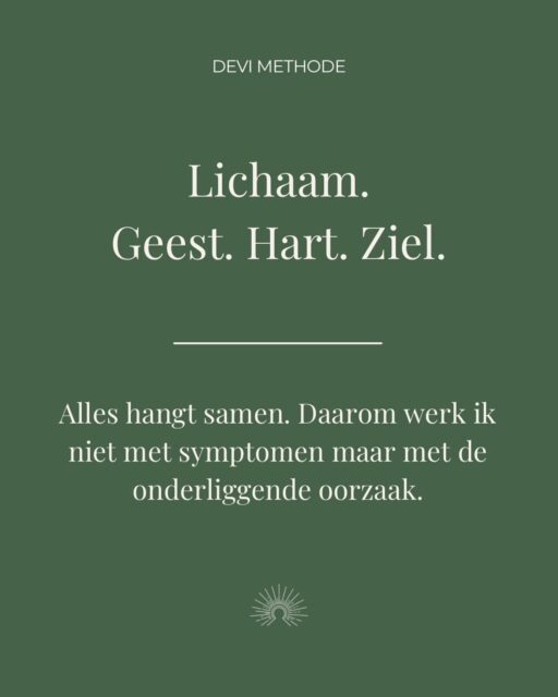 Met de Devi Methode werk ik niet met losse symptomen.

Ik kijk naar het grotere verhaal eronder.

Want jouw lichaam staat niet los van je emoties.

Je mind staat niet los van je zenuwstelsel.

Je hart staat niet los van je ervaringen.

Je ziel staat niet los van de patronen, rollen en overlevingsmechanismen die je onderweg hebt ontwikkeld.

Alles hangt samen.

Je spanning.
Je vermoeidheid.
Je overprikkeling.
Je angst.
Je hormonale klachten.
Je moeite met grenzen.
Je neiging om alles te dragen.
Je gevoel jezelf kwijt te zijn.

Het zijn vaak geen losse problemen.

Het zijn signalen van een systeem dat te lang heeft geprobeerd veilig te blijven.

Te lang heeft beschermd.
Te lang heeft aangepast.
Te lang heeft gedragen.
Te lang heeft doorgeduwd terwijl er diep vanbinnen iets anders nodig was.

Daarom kijk ik vanuit de Devi Methode niet alleen naar wat je voelt.

Maar naar waar het vandaan komt.

Waar leeft dit in je lichaam?
Waar is je zenuwstelsel nog alert?
Waar houd je spanning vast?
Waar is je adem ingehouden?
Waar heeft je hart zich gesloten?
Waar is je innerlijk kind nog aan het beschermen?
Waar draag je iets uit je familie of gezinssysteem?
Waar ben je uit verbinding geraakt met je eigen waarheid?

Want een symptoom is vaak niet het probleem.

Het is de ingang.

En binnen House of Devi leren we luisteren.

Niet om jou te fixen.

Maar om te begrijpen wat jouw systeem nodig heeft om opnieuw veiligheid te ervaren.

En precies daar begint heling.

Niet door harder je best te doen.
Niet door nóg meer te analyseren.
Niet door jezelf te forceren om anders te zijn.

Maar door laag voor laag terug te keren naar jezelf.

Lichaam.
Geest.
Hart.
Ziel.

Alles werkt samen.

En daarom mag heling ook alles meenemen.

Voel jij dat je veel begrijpt, maar je lichaam nog steeds vastzit in spanning, controle, pleasen of doorgaan?

Stuur me DEVI en je ontvangt de Sacred Roadmap - hoe kom je van stress, pijnklachten en niet meer kunnen voelen naar je eigen unieke holistische gezondheid-  de handleiding waar je zo lang op wachtte is er 🐦‍🔥