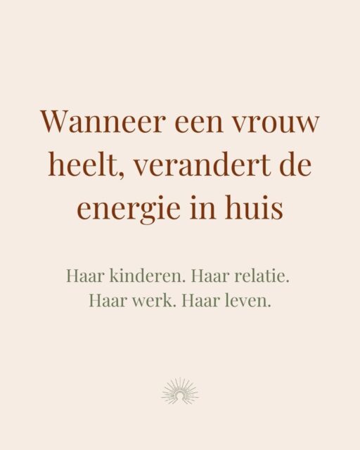 Je denkt misschien dat je aan jezelf werkt.

Maar wat er werkelijk gebeurt, is veel groter.

Wanneer jij je oude patronen loslaat, je zenuwstelsel tot rust brengt en weer leert luisteren naar je lichaam, verandert niet alleen jouw binnenwereld.

Je kinderen voelen een moeder die meer aanwezig is.
Je partner ontmoet een vrouw die haar grenzen kent én haar hart openhoudt.
Je werk stroomt anders, omdat jij niet langer vanuit overleven hoeft te presteren.

Jouw energie is voelbaar.
Niet omdat je harder je best doet.
Maar omdat je eindelijk thuiskomt bij jezelf.

Echte heling stopt nooit bij één persoon.
Ze beweegt door families, relaties en generaties heen.

En misschien is dat wel de mooiste vorm van leiderschap die er bestaat.

🌹 Voel jij dat het tijd is om niet langer alleen te overleven, maar werkelijk te leven?

Download dan gratis de Sacred Roadmap en ontdek waar jouw eerste stap terug naar jezelf begint.

✨ Link in bio.