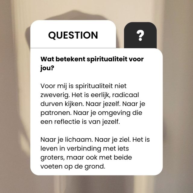 Voor mij is spiritualiteit geen vlucht uit het leven.

Het is ook niet alleen mediteren, werken met energie, rituelen uitvoeren of verbinding voelen met iets groters.

Spiritualiteit is belichaming.

Niet alleen weten, maar voelen.
Niet alleen doorzien, maar erkennen.
Niet alleen bewust worden, maar er ook naar handelen.

Het zit in hoe ik met mezelf omga wanneer ik geraakt word.

In hoe ik bij mezelf blijf wanneer iemand anders onrust ervaart. 
In hoe ik luister naar mijn lichaam voordat mijn hoofd het overneemt. 
In hoe ik leer onderscheiden wat van mij is en wat ik bij een ander waarneem.

Voor mij betekent spiritualiteit dat ik niet wegga uit mijn mens-zijn, maar er dieper in zak.

In mijn lichaam.
In mijn hart.
In mijn emoties.
In mijn energie.
In mijn patronen.
In mijn familielijnen.
In mijn ziel.

Ik kijk niet naar één losse laag, maar naar het volledige innerlijke systeem.

Naar hoe gedachten, emoties, lichaam, zenuwstelsel, energie en ziel voortdurend met elkaar verbonden zijn.

Mijn eigen pad heeft mij geleerd dat bewustzijn pas werkelijk iets verandert wanneer het in het holistisch zenuwstelsel systeem landt.

Daarom gaat spiritualiteit voor mij ook over veiligheid. 
Je fundament in je eigen Zijn.

Over bij mezelf blijven wanneer een ander teleurgesteld is.
Over voelen wat waar is voor mij zonder toestemming te zoeken.
Over kunnen ontvangen zonder mezelf eerst te bewijzen.
Over duidelijk begrenzen zonder mijn hart te sluiten.

Ik werk met wat zichtbaar én onzichtbaar doorwerkt: het zenuwstelsel, de adem, het hart, de chakra’s, de organen, het innerlijke kind, familielijnen en karmische en collectieve velden.

Maar altijd met beide voeten op de grond.
Niet om boven het leven uit te stijgen, maar om er vollediger in aanwezig te zijn.

In mijn gezin. In mijn relaties.
In mijn werk. In mijn missie.
In mijn keuzes.

Wat betekent spiritualiteit voor jou?