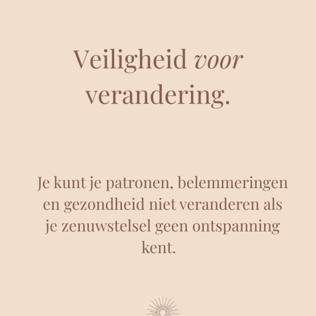 Voorbeeld: jouw zenuwstelsel werkt als een huis met een rookmelder.
Die rookmelder is ooit heel gevoelig afgesteld geraakt. Daardoor gaat hij niet alleen af bij echte brand, maar ook bij stoom, warmte of iets wat lijkt op gevaar.

Je hoofd kan zeggen:
Er is niets aan de hand.
Ik mag mijn grens aangeven.
Ik hoef niet bang te zijn voor haar reactie.
Ik kan dit gesprek gewoon voeren.

Maar jouw lichaam hoort de rookmelder al;

Je ademhaling wordt hoger.
Je hartslag versnelt.
Je buik trekt samen.
Je voelt onrust.

Je wilt vluchten, pleasen, jezelf uitleggen of toch weer ja zeggen.
Niet omdat je zwak bent.
Maar omdat jouw systeem denkt dat het jou beschermt.

--> Neem het stellen van een grens.

Je hebt je voorgenomen om deze keer nee te zeggen tegen iemand die iets van je vraagt. Je weet dat je geen tijd hebt. 

Je voelt dat je moe bent. Je wilt rust.
Maar zodra de ander teleurgesteld reageert, gaat jouw innerlijke rookmelder af.

Je systeem herkent:
Straks vindt ze me egoïstisch.
Straks ben ik niet meer geliefd.
Straks verlies ik de verbinding.

En voordat je het weet, hoor je jezelf zeggen:
“Het is goed, ik regel het wel.”

Dat is geen gebrek aan wilskracht.
Dat is een oud beschermingsmechanisme dat sneller reageert dan jouw bewuste keuze.

Daarom werkt jezelf dwingen niet.
Je kunt niet tegen een loeiende rookmelder zeggen dat hij zich gewoon moet gedragen. 

Je wil jouw systeem opnieuw leren wat werkelijk gevaar is en wat niet.
Dat gebeurt in kleine momenten.

Door niet direct te antwoorden.
Door te voelen wat er in je lichaam gebeurt.
Door je voeten op de grond te voelen.
Door langer uit te ademen.
Door jezelf tijd te geven.

Door te zeggen:
“Ik kom hier later op terug.”

En daarna:
“Nee, dit lukt mij niet.”

Zo leert jouw systeem stap voor stap:

De ander mag teleurgesteld zijn en ik ben nog steeds veilig.
Ik mag een grens stellen zonder mezelf te verliezen.
Ik hoef niet  mezelf te verlaten om verbinding te behouden.

Dit en meer leer je in mijn nieuwe cursus: LAILA. 
De Basis Chakra Cursus inclusief Holistisch Zenuwstelsel Systeem Healing. 
We starten 26 oktober 2026.

Ben jij erbij?
Comment LAILA en ontvang meteen in je DM de brochure (met liefde gemaakt)