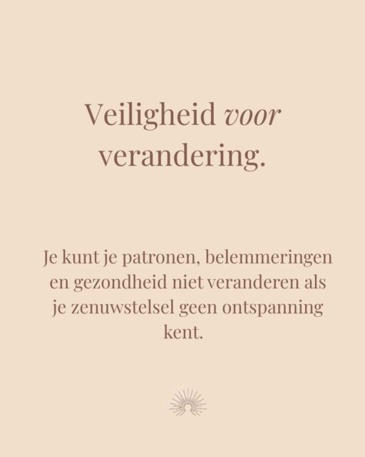 Voorbeeld: jouw zenuwstelsel werkt als een huis met een rookmelder.
Die rookmelder is ooit heel gevoelig afgesteld geraakt. Daardoor gaat hij niet alleen af bij echte brand, maar ook bij stoom, warmte of iets wat lijkt op gevaar.

Je hoofd kan zeggen:
Er is niets aan de hand.
Ik mag mijn grens aangeven.
Ik hoef niet bang te zijn voor haar reactie.
Ik kan dit gesprek gewoon voeren.

Maar jouw lichaam hoort de rookmelder al;

Je ademhaling wordt hoger.
Je hartslag versnelt.
Je buik trekt samen.
Je voelt onrust.

Je wilt vluchten, pleasen, jezelf uitleggen of toch weer ja zeggen.
Niet omdat je zwak bent.
Maar omdat jouw systeem denkt dat het jou beschermt.

--> Neem het stellen van een grens.

Je hebt je voorgenomen om deze keer nee te zeggen tegen iemand die iets van je vraagt. Je weet dat je geen tijd hebt. 

Je voelt dat je moe bent. Je wilt rust.
Maar zodra de ander teleurgesteld reageert, gaat jouw innerlijke rookmelder af.

Je systeem herkent:
Straks vindt ze me egoïstisch.
Straks ben ik niet meer geliefd.
Straks verlies ik de verbinding.

En voordat je het weet, hoor je jezelf zeggen:
“Het is goed, ik regel het wel.”

Dat is geen gebrek aan wilskracht.
Dat is een oud beschermingsmechanisme dat sneller reageert dan jouw bewuste keuze.

Daarom werkt jezelf dwingen niet.
Je kunt niet tegen een loeiende rookmelder zeggen dat hij zich gewoon moet gedragen. 

Je wil jouw systeem opnieuw leren wat werkelijk gevaar is en wat niet.
Dat gebeurt in kleine momenten.

Door niet direct te antwoorden.
Door te voelen wat er in je lichaam gebeurt.
Door je voeten op de grond te voelen.
Door langer uit te ademen.
Door jezelf tijd te geven.

Door te zeggen:
“Ik kom hier later op terug.”

En daarna:
“Nee, dit lukt mij niet.”

Zo leert jouw systeem stap voor stap:

De ander mag teleurgesteld zijn en ik ben nog steeds veilig.
Ik mag een grens stellen zonder mezelf te verliezen.
Ik hoef niet  mezelf te verlaten om verbinding te behouden.

Dit en meer leer je in mijn nieuwe cursus: LAILA. 
De Basis Chakra Cursus inclusief Holistisch Zenuwstelsel Systeem Healing. 
We starten 26 oktober 2026.

Ben jij erbij?
Comment LAILA en ontvang meteen in je DM de brochure (met liefde gemaakt)