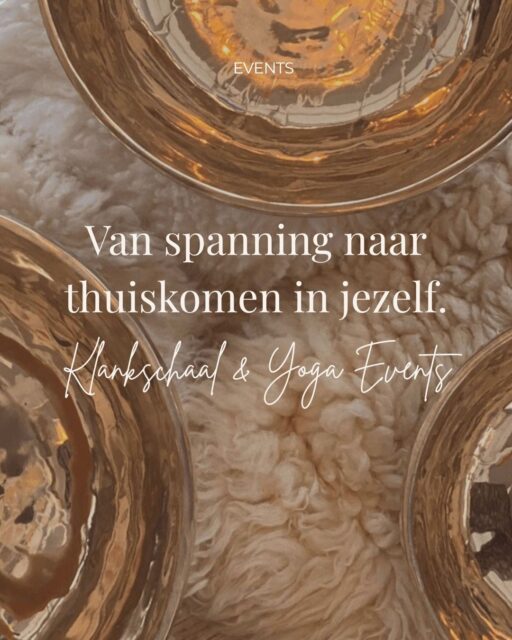 Je hoeft niet altijd precies te weten wat er aan de hand is om te voelen dat je iets nodig hebt.

Je merkt het aan je ademhaling die hoger zit.
Aan je schouders die nauwelijks nog zakken.
Aan je hoofd dat blijft doorgaan, terwijl je lichaam allang om rust vraagt.

Spanning ontstaat niet alleen door wat je meemaakt.

Ze bouwt zich ook op wanneer je te lang doorgaat zonder werkelijk te voelen wat iets met je doet. 

Wanneer je emoties inslikt, signalen negeert en jezelf vertelt dat je later wel rust neemt.

Maar later komt vaak pas wanneer je lichaam harder begint te spreken.

Tijdens het Klankschaal & Yoga Event hoef je niets te doen. (heel fijn)
Je mag het gewoon ondergaan. (heel fijn)

Door yoga, adem, verstilling en de vibraties van de klankschalen zakt je aandacht uit je hoofd en terug in je lichaam.

We maken ruimte in je mind, lichaam, hart en energie.

Ruimte om los te laten wat je niet langer hoeft te dragen.
Ruimte om opnieuw te voelen wat jij nodig hebt.
Ruimte om thuis te komen in jezelf.

Thuiskomen betekent dat jij jezelf weer kunt voelen te midden van alles wat er is.

Na deze heerlijk Klankschaal en Yoga sessie nemen we de tijd om samen na te genieten tijdens een heerlijke brunch. 

Een zachte ochtend waarin beweging, rust, verbinding en plezier samenkomen.

Klankschaal & Yoga Event
Zondag 14 september
09.30 tot 12.00 uur
Inclusief een heerlijke brunch.

Een ochtend voor jou. 
Een ochtend van thuiskomen.

Reserveer jouw plek via de link in bio.

Hoop je hier te zien, op de mat in de klankschaal sessie!

Liefs Kim