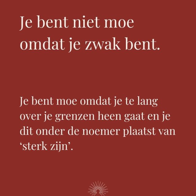 Misschien noem jij het al heel lang... STERK ZIJN.

Doorgaan terwijl je eigenlijk moe bent.
Blijven geven terwijl je al overloopt.
Aanwezig zijn voor iedereen om je heen, maar jezelf steeds opnieuw vergeten.

En sterker nog, je bent heel goed in geworden.

Goed in dragen.
Goed in volhouden.

Goed in nét nog even doorgaan.
Goed in je gevoel parkeren, omdat er simpelweg geen ruimte lijkt om stil te vallen.

Maar moe zijn beteken NIET dat je zwak bent.

Vaak betekent het juist dat je te lang hebt geleefd vanuit verantwoordelijkheid, aanpassing en overleving.

Dat je lichaam al veel eerder signalen gaf, maar dat jij hebt geleerd om daar overheen te bewegen.

Dat je grenzen al vaker voelbaar waren, maar dat je ze hebt weggemaakt onder woorden als “het valt wel mee”, “ik moet gewoon even door” of “anderen hebben me nodig.”

En dat is begrijpelijk.

Veel vrouwen hebben nooit geleerd dat zachtheid ook kracht is.
Dat rust niet lui is.

Dat een grens geen afwijzing is.
Dat je niet eerst hoeft op te raken voordat je mag kiezen voor jezelf.

Dus de vermoeidheid die je voelt zit niet alleen in wat je allemaal doet.

Het zit ook in hoe lang je jezelf al draagt op een manier die niet meer klopt voor jou.

In hoe vaak je ja zegt terwijl je nee voelt.
In hoe vaak je jezelf bij elkaar raapt in plaats van werkelijk te luisteren.
In hoe lang je sterk bent geweest op een manier die je meer kost dan dat ze je brengt.

Echte kracht zit niet in het blijven overschrijden van jezelf.
Echte kracht zit in het moment waarop je eerlijk durft te worden.

Naar jezelf.
Dat je moe bent.

Dat het veel is.
Dat je niet zwak bent, maar uitgeput van het steeds weer over je eigen grens heen bewegen.

En DIT is precies waar het mag kantelen:

Niet door nóg harder je best te doen.
Maar door opnieuw te leren voelen wat jij nodig hebt.

Wat jouw lichaam zegt.
Waar jouw grens ligt.

En wat er verandert wanneer je jezelf niet langer op de laatste plek zet.

Meer lezen, weten, voelen en ervaren hierover? 
Comment 'SACRED ROADMAP' en ontvang de handleiding je altijd al zocht!

Liefs, Namaste Kim