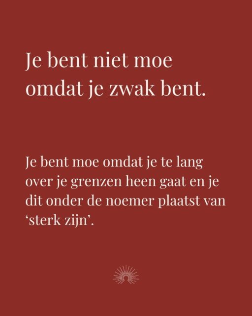 Misschien noem jij het al heel lang... STERK ZIJN.

Doorgaan terwijl je eigenlijk moe bent.
Blijven geven terwijl je al overloopt.
Aanwezig zijn voor iedereen om je heen, maar jezelf steeds opnieuw vergeten.

En sterker nog, je bent heel goed in geworden.

Goed in dragen.
Goed in volhouden.

Goed in nét nog even doorgaan.
Goed in je gevoel parkeren, omdat er simpelweg geen ruimte lijkt om stil te vallen.

Maar moe zijn beteken NIET dat je zwak bent.

Vaak betekent het juist dat je te lang hebt geleefd vanuit verantwoordelijkheid, aanpassing en overleving.

Dat je lichaam al veel eerder signalen gaf, maar dat jij hebt geleerd om daar overheen te bewegen.

Dat je grenzen al vaker voelbaar waren, maar dat je ze hebt weggemaakt onder woorden als “het valt wel mee”, “ik moet gewoon even door” of “anderen hebben me nodig.”

En dat is begrijpelijk.

Veel vrouwen hebben nooit geleerd dat zachtheid ook kracht is.
Dat rust niet lui is.

Dat een grens geen afwijzing is.
Dat je niet eerst hoeft op te raken voordat je mag kiezen voor jezelf.

Dus de vermoeidheid die je voelt zit niet alleen in wat je allemaal doet.

Het zit ook in hoe lang je jezelf al draagt op een manier die niet meer klopt voor jou.

In hoe vaak je ja zegt terwijl je nee voelt.
In hoe vaak je jezelf bij elkaar raapt in plaats van werkelijk te luisteren.
In hoe lang je sterk bent geweest op een manier die je meer kost dan dat ze je brengt.

Echte kracht zit niet in het blijven overschrijden van jezelf.
Echte kracht zit in het moment waarop je eerlijk durft te worden.

Naar jezelf.
Dat je moe bent.

Dat het veel is.
Dat je niet zwak bent, maar uitgeput van het steeds weer over je eigen grens heen bewegen.

En DIT is precies waar het mag kantelen:

Niet door nóg harder je best te doen.
Maar door opnieuw te leren voelen wat jij nodig hebt.

Wat jouw lichaam zegt.
Waar jouw grens ligt.

En wat er verandert wanneer je jezelf niet langer op de laatste plek zet.

Meer lezen, weten, voelen en ervaren hierover? 
Comment 'SACRED ROADMAP' en ontvang de handleiding je altijd al zocht!

Liefs, Namaste Kim