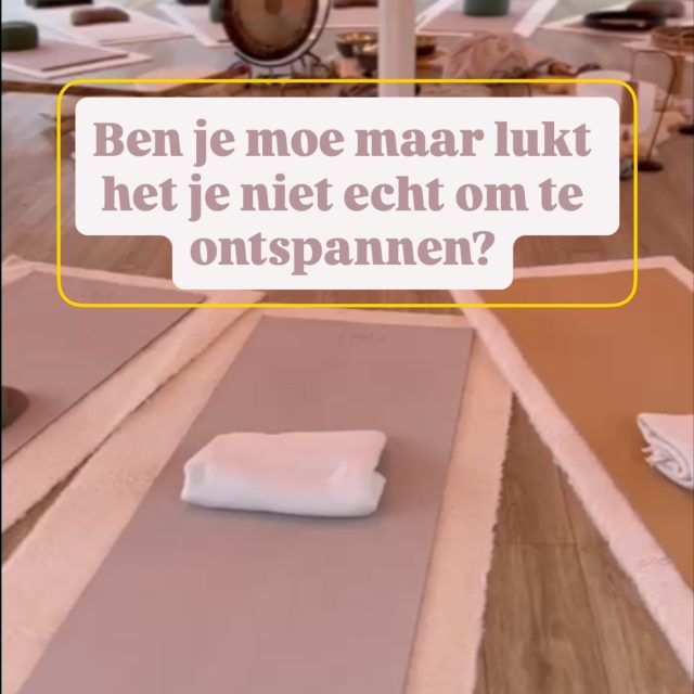 Je voelt dat je rust nodig hebt, maar je lichaam blijft aanstaan.

Je hebt een vrije ochtend, maar je hoofd maakt alweer lijstjes.

Je gaat zitten, maar voelt onrust. 🫨

Je probeert te ontspannen, maar je schouders blijven gespannen.

Je weet dat je rust nodig hebt, maar stilvallen voelt bijna ongemakkelijk.

Dat komt doordat ontspanning niet alleen een besluit van je hoofd is.

Je kunt tegen jezelf zeggen dat je niets hoeft, terwijl je lichaam nog steeds alert blijft. 

Je ademhaling zit hoog, je spieren houden spanning vast en je gedachten blijven zoeken naar wat er nog moet gebeuren.

Daarom beginnen we tijdens het Klankschaal & Yoga Event niet met praten of analyseren.

We beginnen bij je lichaam.

Met rustige yoga brengen we beweging in de plekken waar je spanning vasthoudt. 

Met ademhaling help je je aandacht uit je hoofd en terug naar binnen. 

Daarna mag je liggen en ontvangen terwijl de trillingen van de klankschalen door de ruimte en je lichaam bewegen.

Je hoeft niet te weten wat je moet loslaten.
Je hoeft niets op te lossen.
Je hoeft niets te presteren.
Je hoeft niet uit te leggen waarom je moe, onrustig of gespannen bent.

Je mag ervaren wat er gebeurt wanneer je een ochtend lang niet hoeft te zorgen, regelen of doorgaan.

De klanken 🎶 geven je een vast aandachtspunt. 

Daardoor hoeft je hoofd niet voortdurend alle kanten op en krijgt je lichaam de ruimte om geleidelijk te verzachten.

Niet door ontspanning af te dwingen.

Maar door de omstandigheden te creëren waarin ontspanning weer kan ontstaan.

Na de yoga en klankschaalsessie blijven we samen om rustig te landen en te genieten van een heerlijke brunch 🥐

Geen haast om direct weer door te gaan.

Wel tijd om na te voelen ❤️, samen te zijn en de ochtend ontspannen af te sluiten.

Klankschaal & Yoga Event
Zondag 13 september
09.30–12.00 uur
Yogastudio de Koepel 
Rhoon/Rotterdam

Een ochtend om uit je hoofd te komen, spanning los te laten en weer contact te maken met je lichaam.

Reserveer jouw plek via de link in bio.

Super leuk om je hier te zien ✨