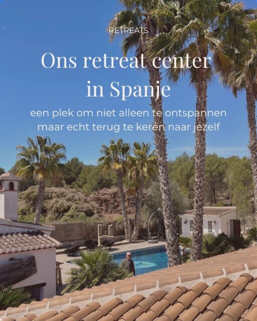 In sommige plekken vindt je jouw innerlijke stilte. 
Geen groots gebaar. Maar een thuiskomen.

Ik merk het iedere keer wanneer ik hier aankom in Casa Devi Spanje, ons retreatcenter en family home. 

Nog voordat de koffers zijn uitgepakt.
Voordat de eerste yogamat ligt.
Voordat iemand haar verhaal heeft verteld.

De bergen.
De warmte.
De geur van de bomen.

Het licht dat ’s morgens langzaam over Casa Devi valt.
Er gebeurt iets wanneer je uit je gewone omgeving stapt.

Thuis ben je moeder.
Partner.
Ondernemer.
Dochter.
Degene die onthoudt wat er nog moet gebeuren en wie waar moet zijn.

Hier valt daar langzaam iets van weg.
Niet omdat je leven ineens niet meer bestaat.

Maar omdat er ruimte ontstaat om te horen wat daaronder al die tijd aanwezig was.
Je lichaam. Je adem. Je vermoeidheid.
Je verlangen.

Dat kleine stemmetje dat thuis steeds wordt overstemd door alles wat nog moet.

Ik zie vrouwen de eerste dag vaak nog bewegen alsof hun agenda is meegereisd.
Snel douchen.
Even hun telefoon pakken.

Vragen hoe laat we beginnen.
Willen weten wat er daarna komt.

En ergens onderweg verandert dat.
Er wordt langer ontbeten.
Langzamer gelopen.

Meer gelachen.
Soms gehuild om iets waarvan iemand niet wist dat het zo dichtbij zat.

Er wordt gezwommen.
Geademd.
Bewogen.

Gegeten aan lange tafels.
En soms wordt er gewoon een hele tijd niets gezegd.

Dat is voor mij de werkelijke betekenis van retreat.
Niet ontsnappen aan je leven.

Maar ver genoeg uit het geluid stappen om jezelf weer te kunnen horen.

Rust is niet alleen niets doen.
Rust is wanneer je zenuwstelsel niet voortdurend hoeft te anticiperen op wat er hierna van je wordt gevraagd.

En precies daar ontstaat ruimte.
Voor wat gevoeld wil worden.

Voor degene die jij bent wanneer niemand iets van je nodig heeft.
Casa Devi is niet alleen een plek om tot rust te komen.

Het is een plek waar het stil genoeg wordt om jezelf weer te horen.

🌹 Welkom ook weer op een van onze retreats in 2027.

Heel veel liefs, KIm
House of Devi