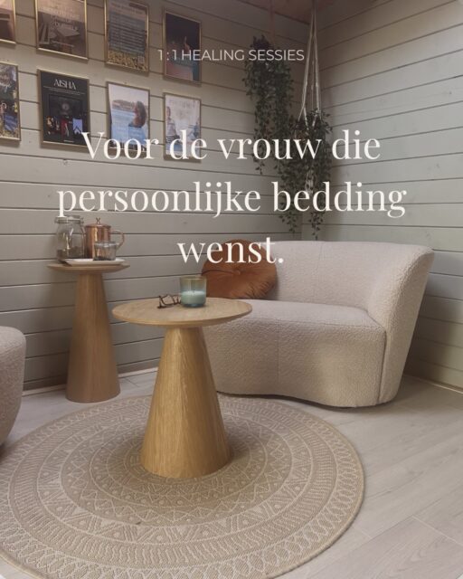Waarom komen mensen naar De Praktijk voor heling sessies?

De meeste mensen die bij mij in de praktijk komen — vrouwen, kinderen en inmiddels ook steeds meer mannen — komen op een moment dat ze eigenlijk al redelijk aan het einde van hun Latijn zijn.

Fysiek gezien zijn het vaak mensen die het ziekenhuis in en uit lopen, verschillende fysiotherapeuten, osteopaten en klinieken hebben bezocht, maar nog steeds niet tot het resultaat komen waar ze zo naar op zoek zijn.

Mentaal gezien gaat het vaak over uitdagingen zoals belemmerende patronen, angsten, burn-out en perfectionisme. 

In de reguliere zorg, bijvoorbeeld bij een psycholoog, kun je daar zeker stappen in maken. Maar wat ik vaak terug hoor, is:

“Ik begrijp inmiddels hoe het werkt. Ik weet waar het vandaan komt en ik weet waar het zit. 
Alleen blijf ik daar als het ware hangen. Ik voel dat ik dieper moet.”

En die diepte gaat eigenlijk altijd over je emoties en je emotionele belevingswereld.

Het emotionele, energetische en spirituele stuk gaat daarbij vaak hand in hand met de bovenstaande klachten.

Dus wanneer iemand mij vraagt:

“Kim, wanneer komt iemand nu eigenlijk naar jou toe?”

Dan is dit, binnen mijn praktijk, toch wel zo’n 90 procent van de mensen die ik zie.

De andere 10 procent bestaat vaak uit mensen die al langer en dieper bezig zijn met hun spirituele ontwikkeling en persoonlijke groei. 

Zij hebben door de jaren heen al meer kennis, handvatten en inzichten verzameld en weten:

Als er ergens een probleem ontstaat op één laag — bijvoorbeeld in de mind — dan staat dat niet op zichzelf. Het heeft ook een verbinding met je lichaam, je hart, je emoties en je energiesysteem.

Dus als jij jezelf herkent in één van deze twee groepen en je merkt: “Ik wil verder, maar ik sta stil”.

Dan is dit jouw moment.
Jouw calling.

Voel je welkom hier. 
Je boekt jouw sessie via de bovenstaande link@in bio. 

Namasté,
Kim