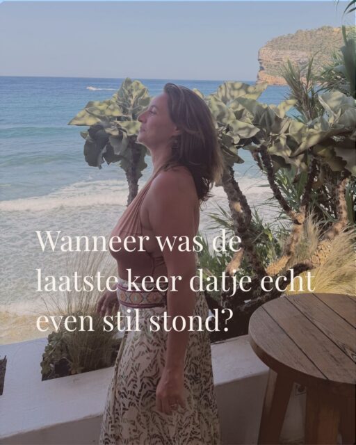 Het werd weer eens tijd om met je te delen over de vrouw achter House of Devi. 

En dat ben ik :) Kim.

Vrouw, moeder, ondernemer, yogi, healer en bovenal iemand die altijd al gefascineerd is door de mens. 

Door wat ons beweegt, wat ons belemmert en vooral door wat er mogelijk wordt wanneer we weer écht verbinding maken met onszelf.

Al ruim 15 jaar verdiep ik me in de samenhang tussen lichaam, geest, emoties, energie en bewustzijn.

Duizenden uren cliëntenwerk,  studies en bijzondere ontmoetingen hebben me één ding geleerd:

De klacht waarmee iemand binnenkomt, is slechts de oppervlakte van het hele verhaal.

Achter die onrust, vermoeidheid, ziekte, terugkerende patronen of spanningen binnen een gezin ligt een veel groter verhaal.

En precies dát is waar mijn kracht ligt.

Ik zie verbanden. Ik voel, hoor, onderzoek, verbind en kijk verder dan wat zich aan de oppervlakte laat zien.

Vanuit al die kennis, ervaring en intuïtieve vermogens ontwikkelde ik de DEVI Methode™. 

Een holistische methodiek waarin het zenuwstelsel systeem, het onderbewustzijn, familielijnen, energetisch werk en de wijsheid van het lichaam samenkomen.

Wat dat mensen brengt?

Gezondheid allereerst. Mentaal. Fysiek. Emotioneel. 
Nieuwe dosis energie, weer zin in het leven ✨

Meer innerlijke rust. Betere nachten. 

Inzicht en healing  in hardnekkige patronen. 

Meer vertrouwen, verbinding en ruimte om weer vanuit zichzelf te leven.

Dat zijn de veranderingen die cliënten mij teruggeven. 

En precies waarvoor ik dit werk doe. 

En daarom is House of Devi is een plek, waar je weer thuis komt bij jezelf. 

Of je dit nu doet via een 1:1 healing, Soul Reading, Familie-en gezinsopstelling, event of een van onze heerlijke retreats in Casa Devi Spanje - hier vind jij jouw weg, op jouw manier, op jouw tempo - terug naar huis.

Welkom thuis 💛 Welkom bij House of Devi